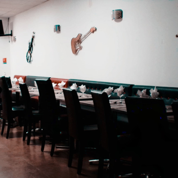 Restaurant avec buffet froid et animation DJ